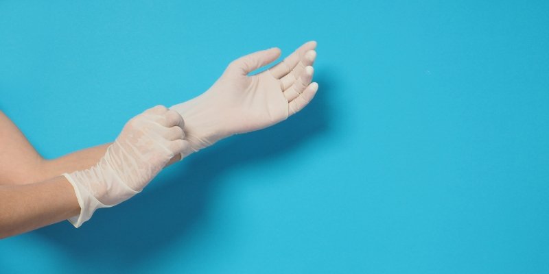 La importancia y aplicaciones de los guantes desechables - DIBAMEX