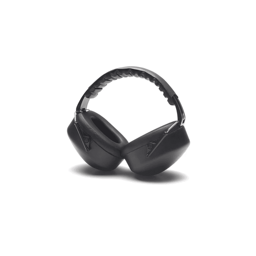 Orejera auditiva de diadema Pyramex PM3010 negra con copas acolchadas sobre fondo blanco - DIBAMEX
